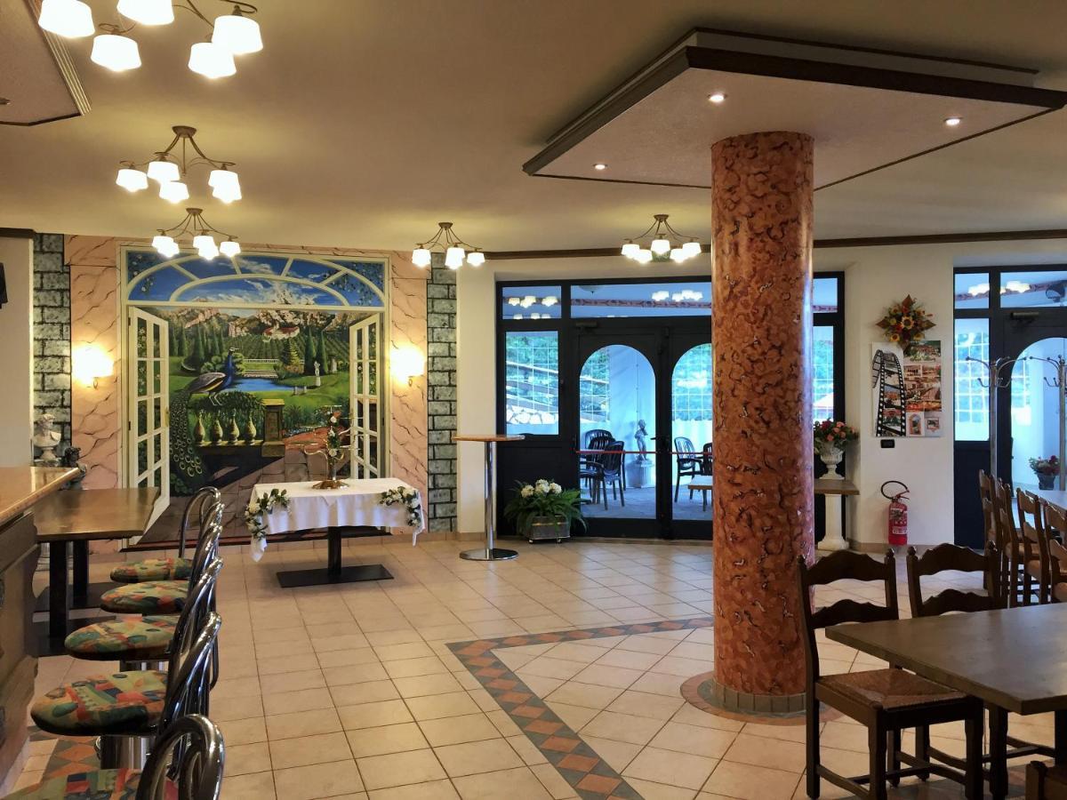 Hotel Ristorante Scoiattolo Neuspaur Exterior foto