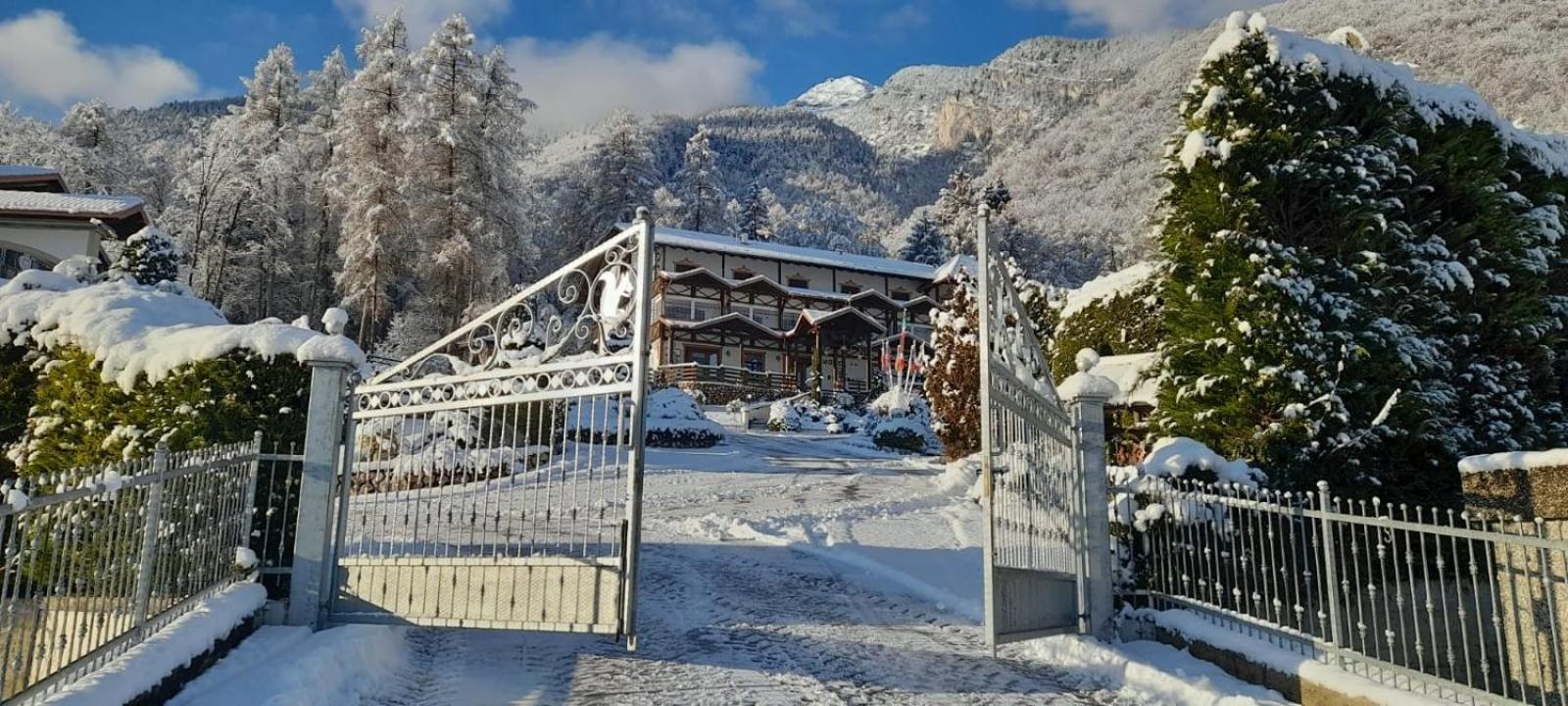 Hotel Ristorante Scoiattolo Neuspaur Exterior foto